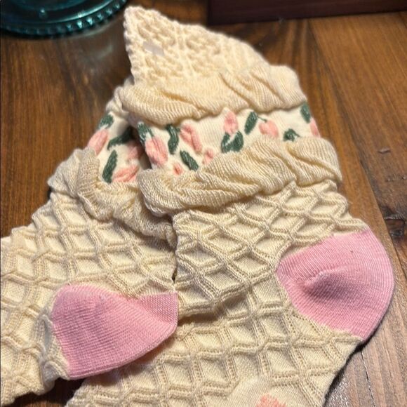 Cheemy Free Socks with Pink Accents - Picture 8 of 8